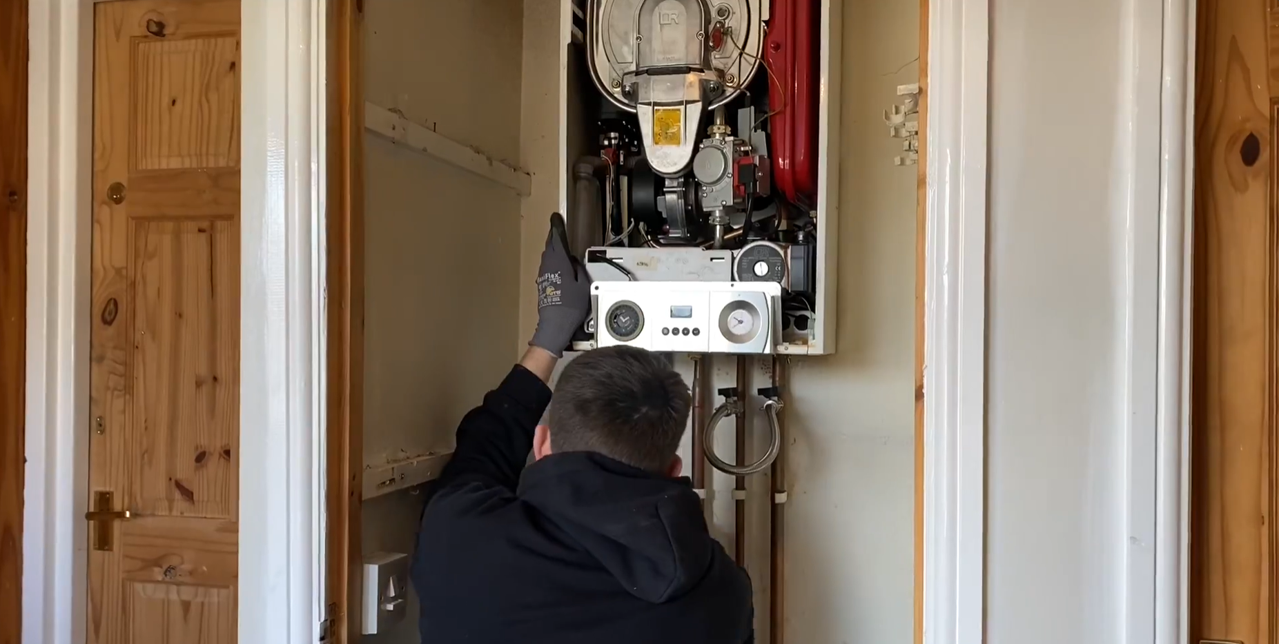 Technicien intervenant sur une chaudière murale à gaz — entretien et dépannage chauffage